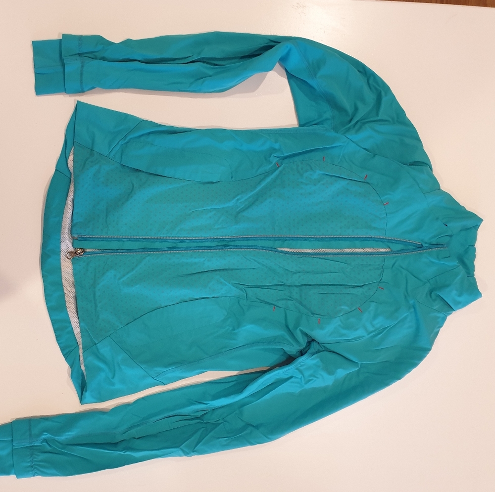 Lululemon run jacket wind breaker in a sky blue with polka dot reflective detail